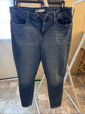 Levi's Signature MidRise Skinny Jeans in Dark Blue Wash